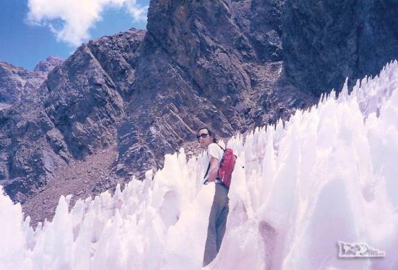 Rumo ao Pico do Bonete, atravessando os gelos penitentes, nossa primeira caminhada de aclimatação na regiaõ de Plaza de Mulas, aos pés do Aconcágua, oeste da Argentina (temporada de 1998/99)